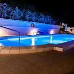 D View 4 *